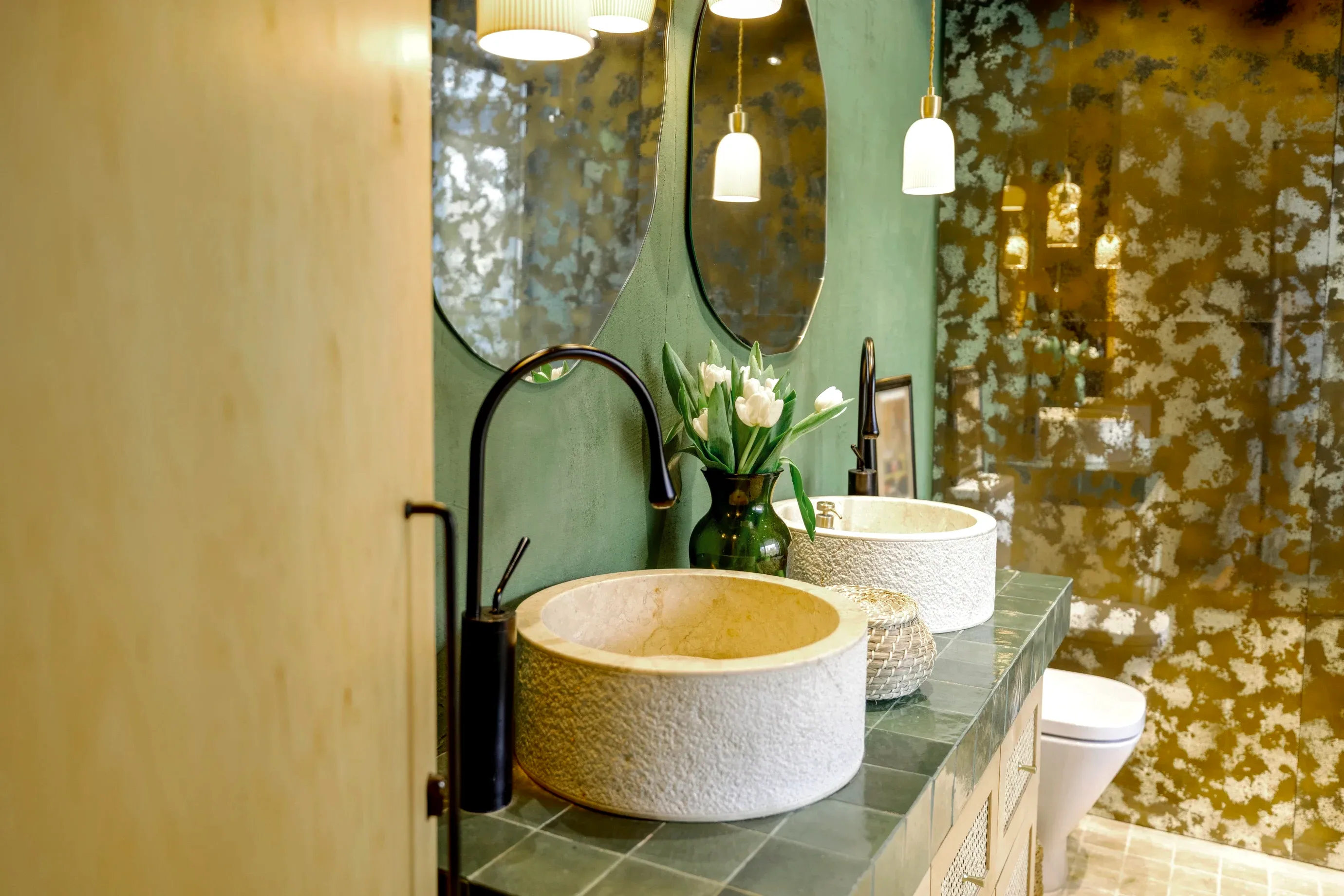 Baño de estilo natural y boho reformado en El Vendrell