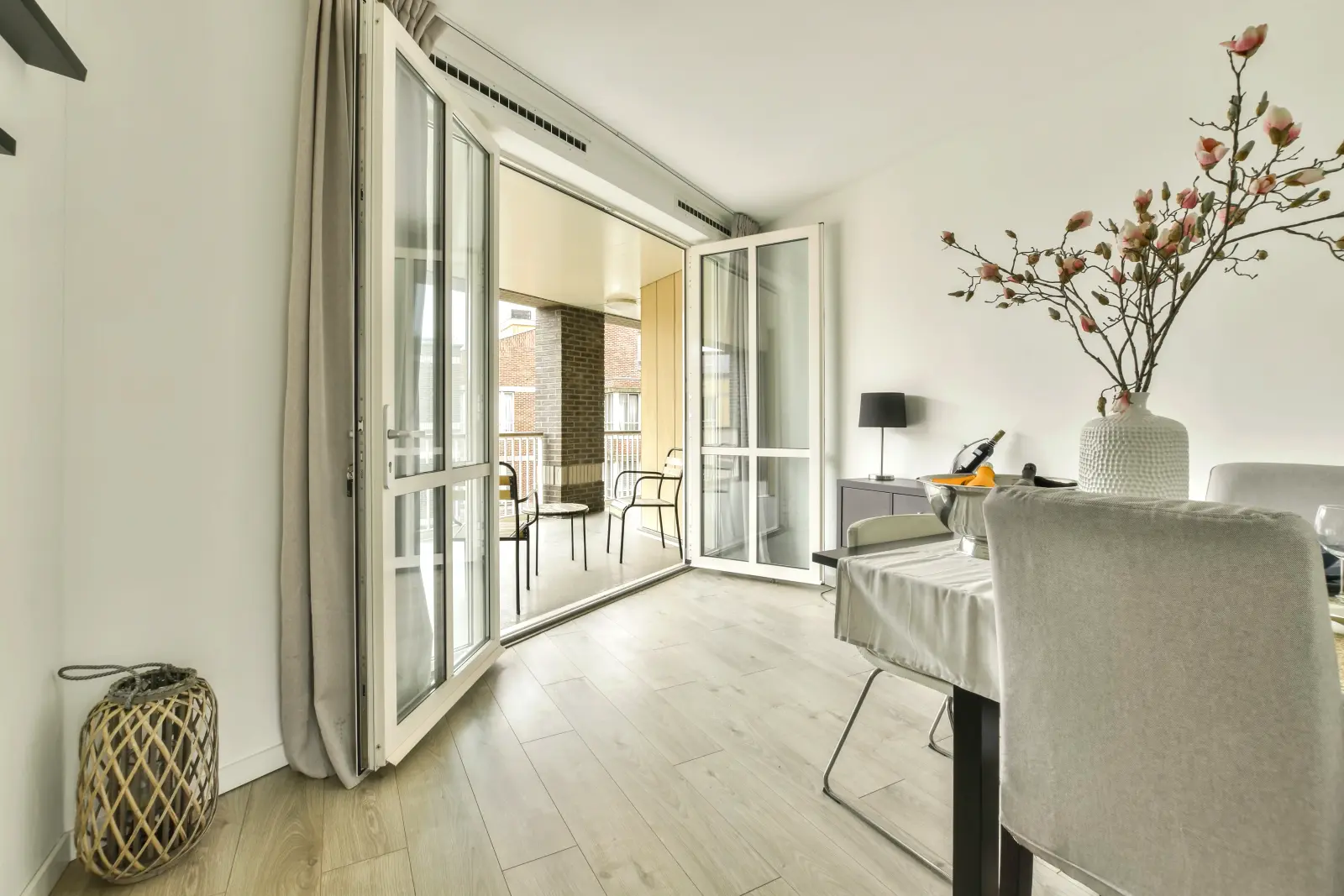 Cocina amplia y luminosa con comedor reformada en El Vendrell
